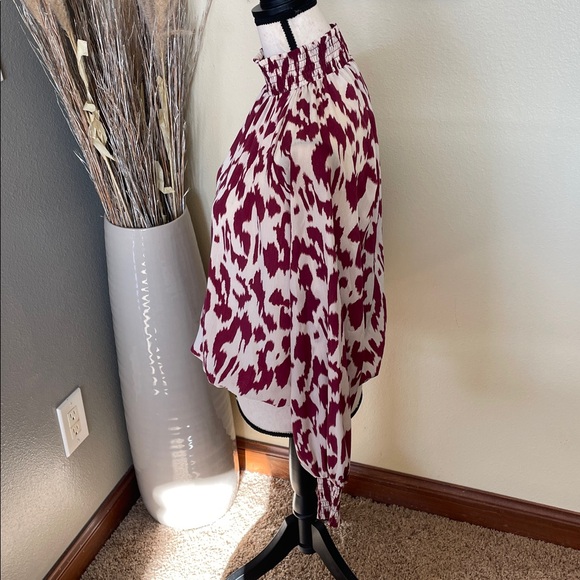 Evereve Allison Joy Arlo Ikat Cream & Burgundy Blouse Size Small - Picture 6 of 10